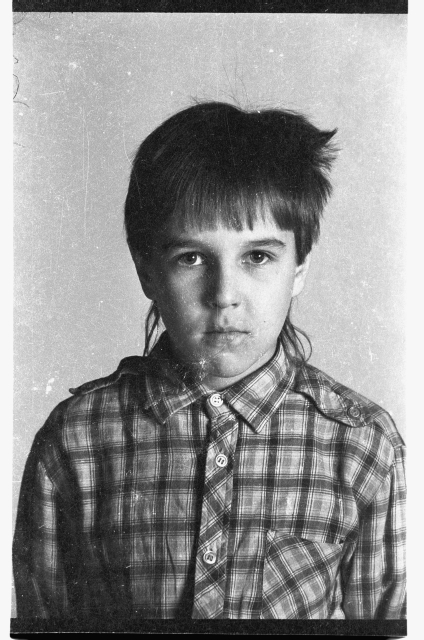 Portreefoto, ruudulises särgis poiss