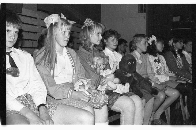 Tutipidu Toila Keskkoolis; lõpetajad