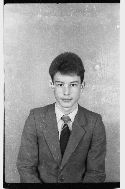 Portreefoto, ülikonnas noormees