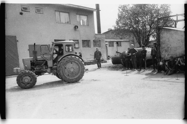 Noorte põllumeeste ja karjanaiste võistlus Kurtna piimafarmis; traktorisõidu võistlus