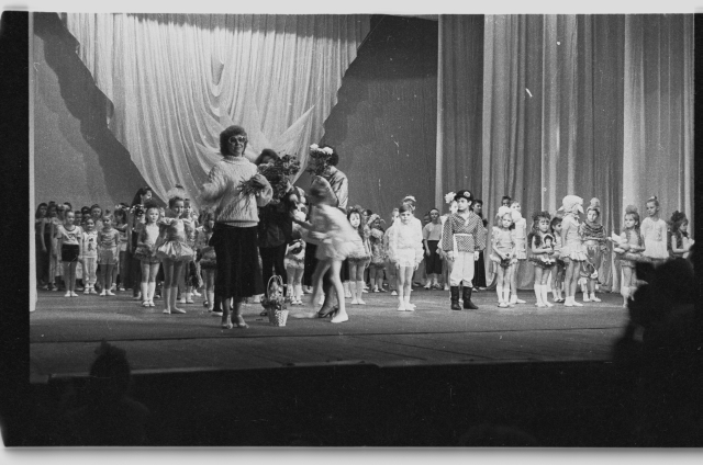 Laste ja noorte tantsuvõistlus Jõhvis; autasustamine, esiplaanil tantsutrupi Radost juhendaja