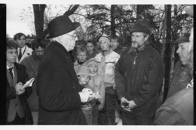 President Lennart Meri visiit Ida-Virumaale; külalised Iisaku kiriku ees rahvaga kohtumas