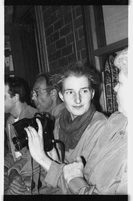 Pidu Kurtna Puhkekeskuses; neiu fotokaameraga