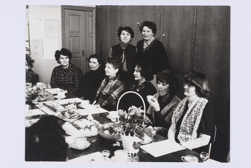 Õpetaja Helma Kaevali juubelisünnipäev Jõgeva Keskkoolis õpetajate toas