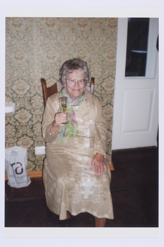 Rauni Kents oma 90. sünnipäeval Jäneda mõisas