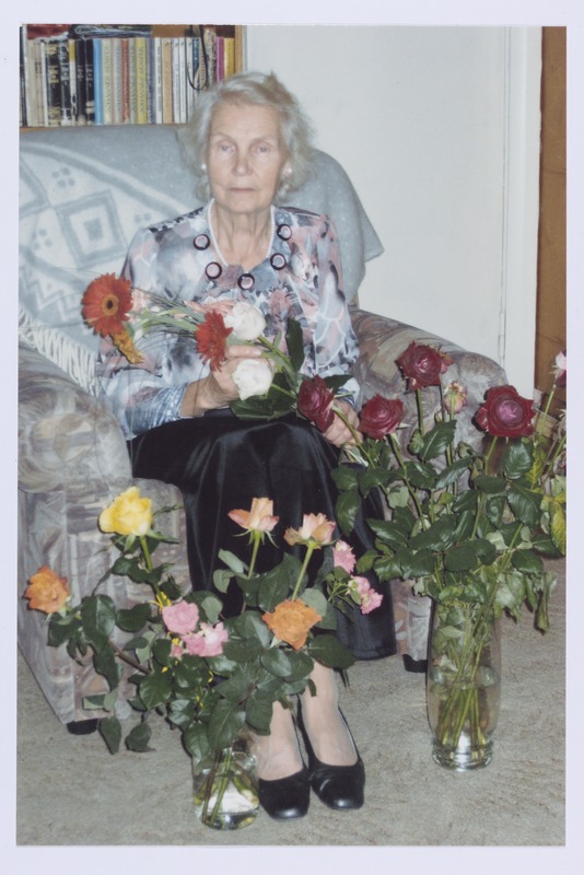 Reet Lensment oma 75. juubelisünnipäeval saadud lilledega