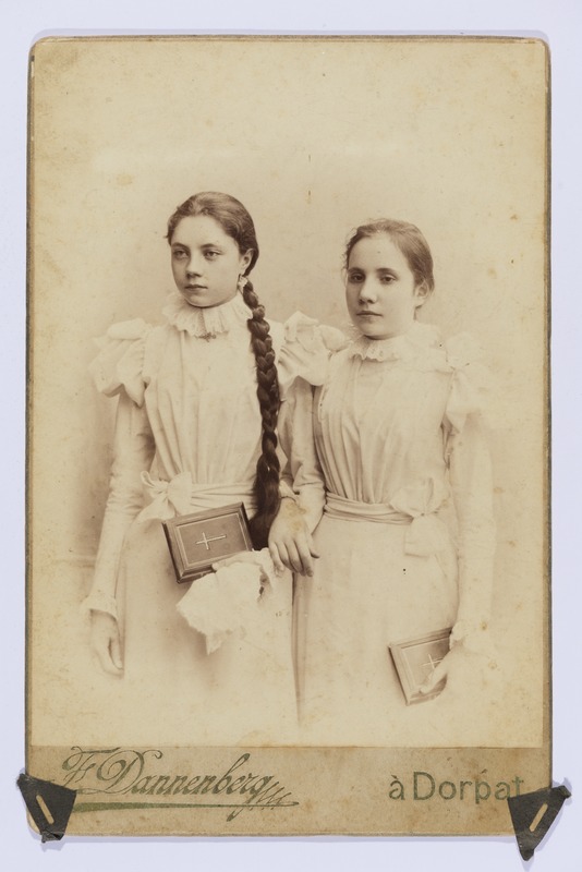 Kaks neidu piiblitega, ateljeefoto XIX sajandi lõpust