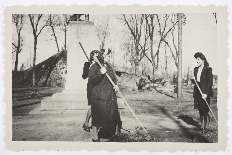 TRÜ teenistujate puhastusaktsioon Toomemäel Villem Reimani ausama juures 1948