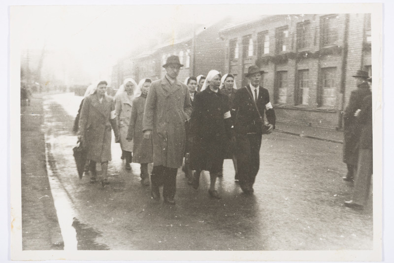 Samariitlased Tartus Võru maantaal 1. mai rongkäigus 1946
