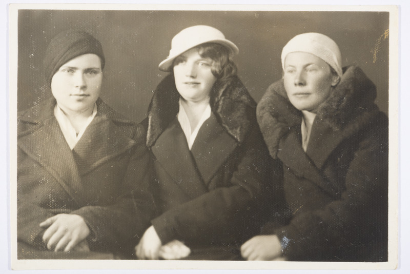 Raissa Kotõk, Minna Viitok ja Rosali Vister portreefoto, 1934
