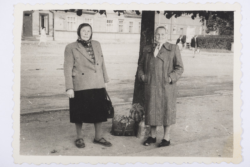 Naised Tartus ? tänaval