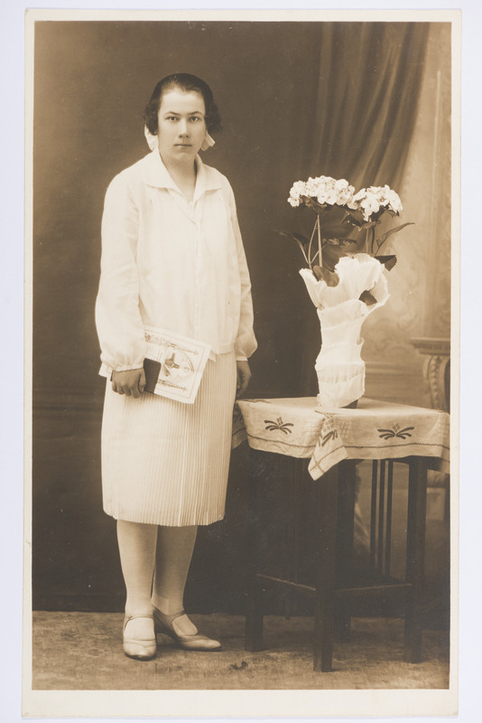 Marie Rõigas leeripildil 1929