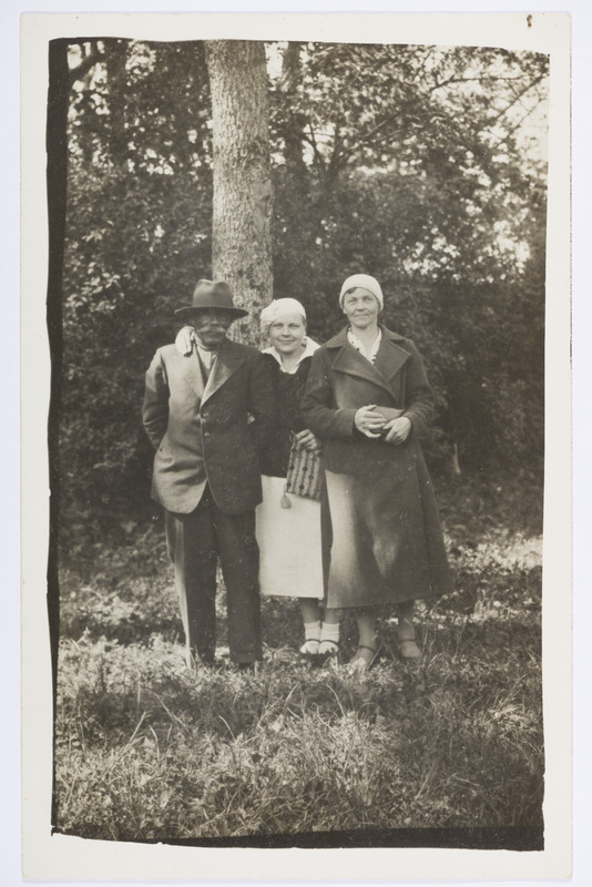 Raja Kotik (keskel) sõpradega Raadi pargis kaitsemaleva kevadpeol 1935