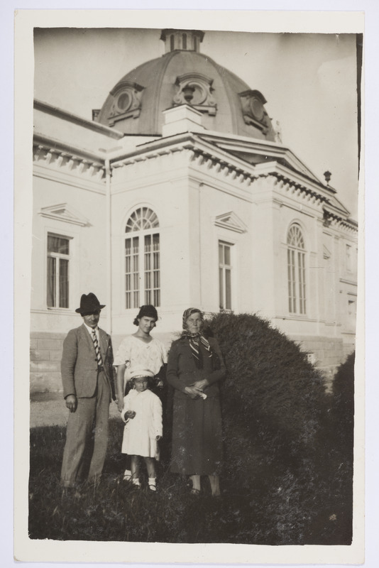 Perepilt Raadi mõisa juurest