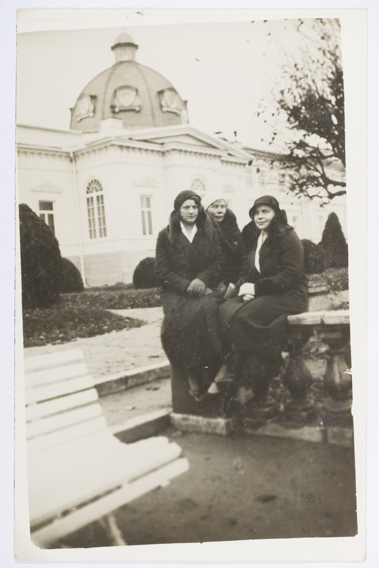 Minni Viitok, Rosali Vister ja Raja Kotik Raadi mõisa ees