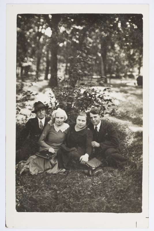 Raja Kotik sõpradega Tartus pargis 1933