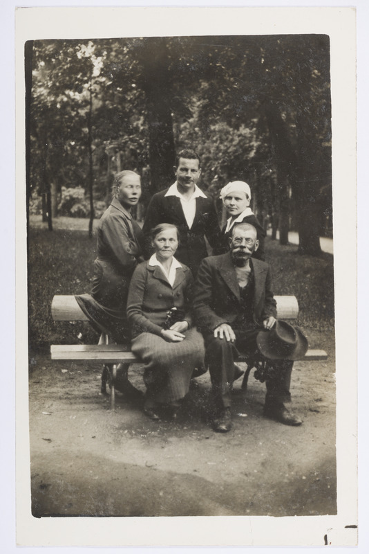 Raja Kotik sõpradega Toomemäel 1938