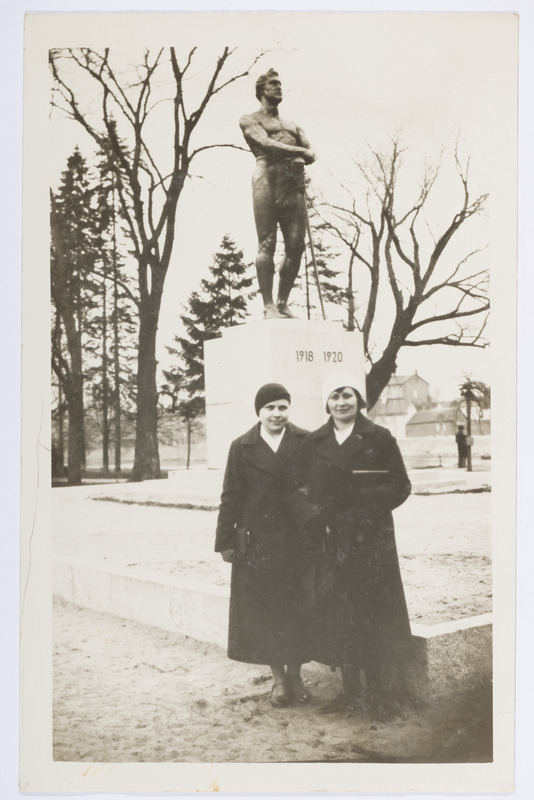 Raja Kotik ja Ida Petrov Tartus Vabadussõja mälestussamba juures 1934