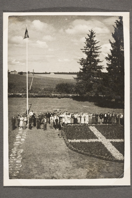 Lipuheiskamine korporantide üritusel Ravila mõisas, 1937