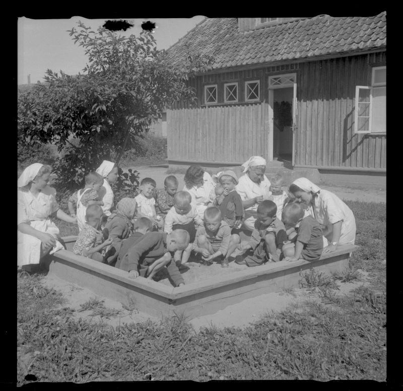 Nõgiaru sovhoosi töötajate lapsed sovhoosi lasteaias
