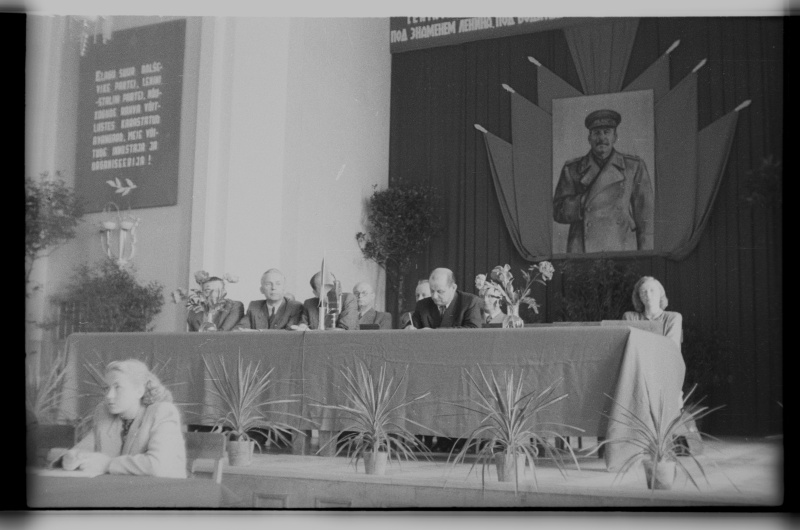 Koosolekul esinejad Stalini pildi taustal