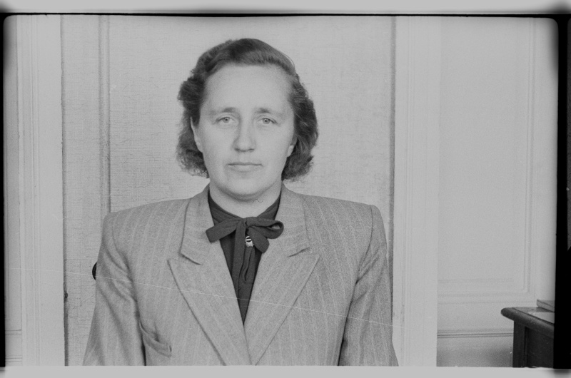 Pintsakus naine. Minna Klement (1911 - 2001)