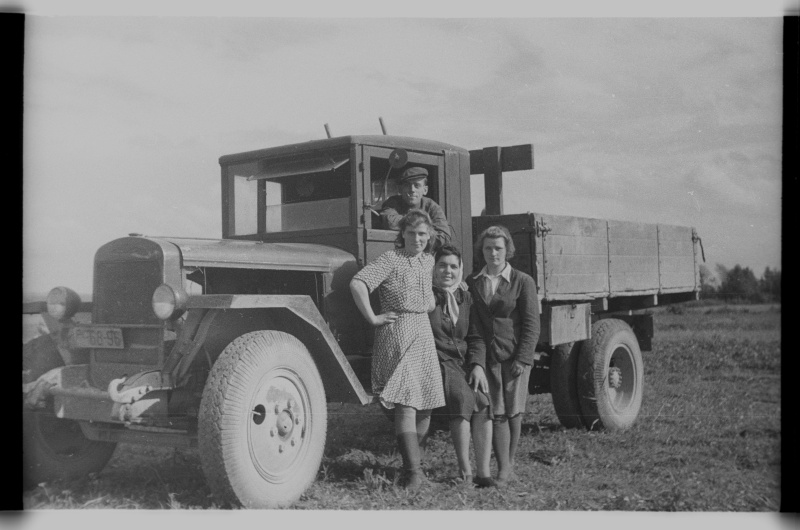 Kolm naist ja mees veoautoga GAZ-AA