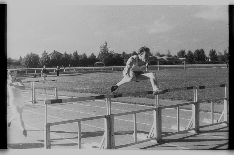 Tõkkejooksja üle tõkke hüppamas Tartus Tamme staadionil