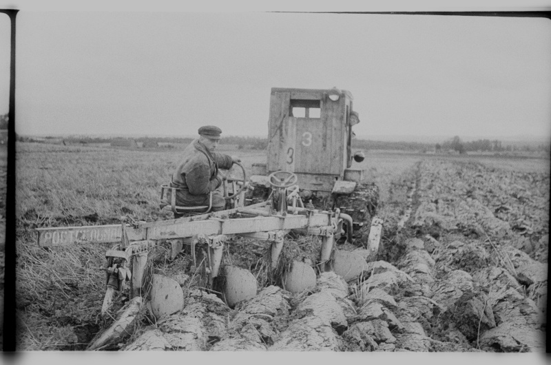 Põllu kündmine traktoriga DT-54A