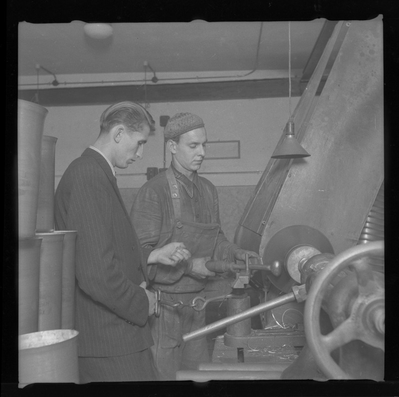 Juhataja ja tööline masina juures