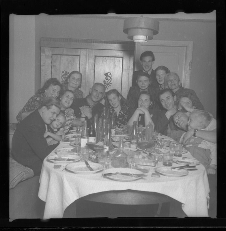 Suur pere peolaua taga