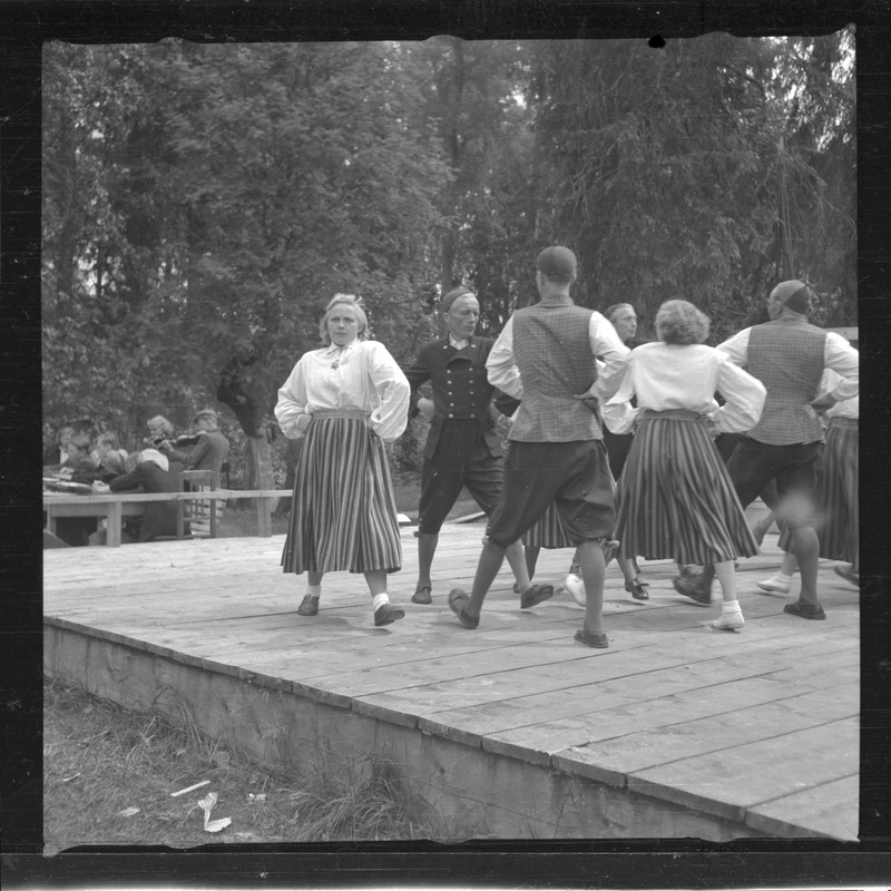 Rahvatantsijad vabaõhulaval esinemas