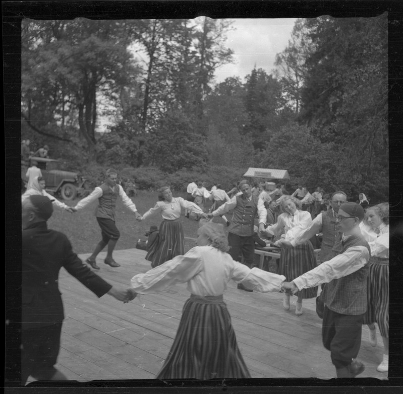 Rahvatantsijad vabaõhulaval esinemas