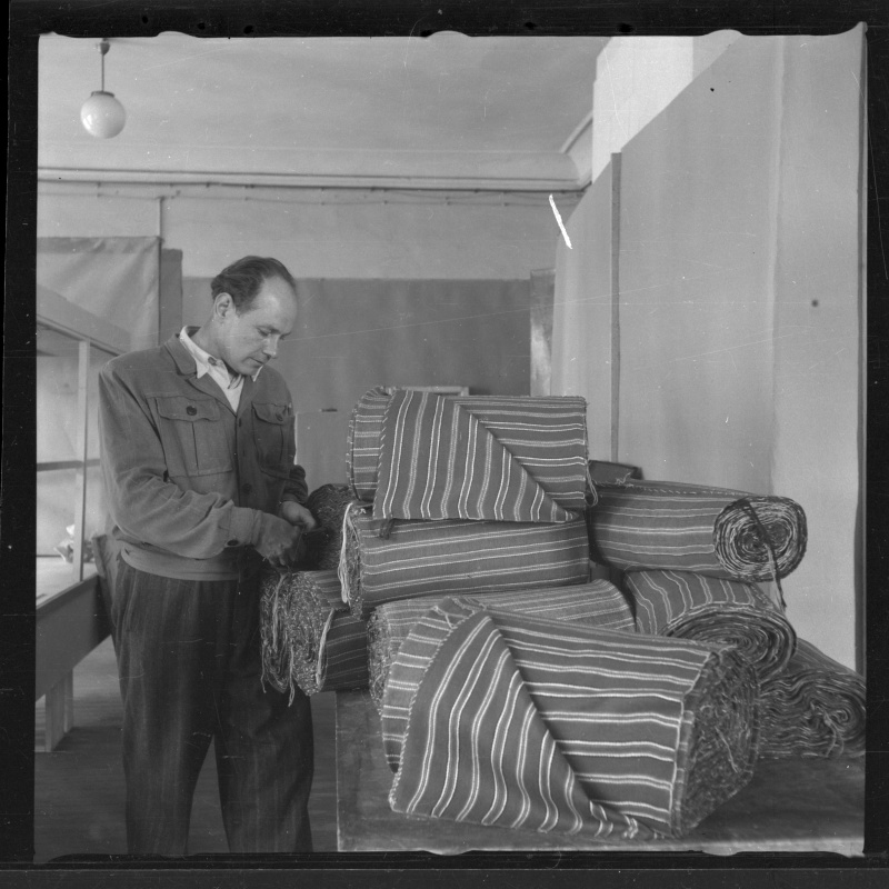 Tööline kangarullidega Tartu Linna Tööstuskombinaadis