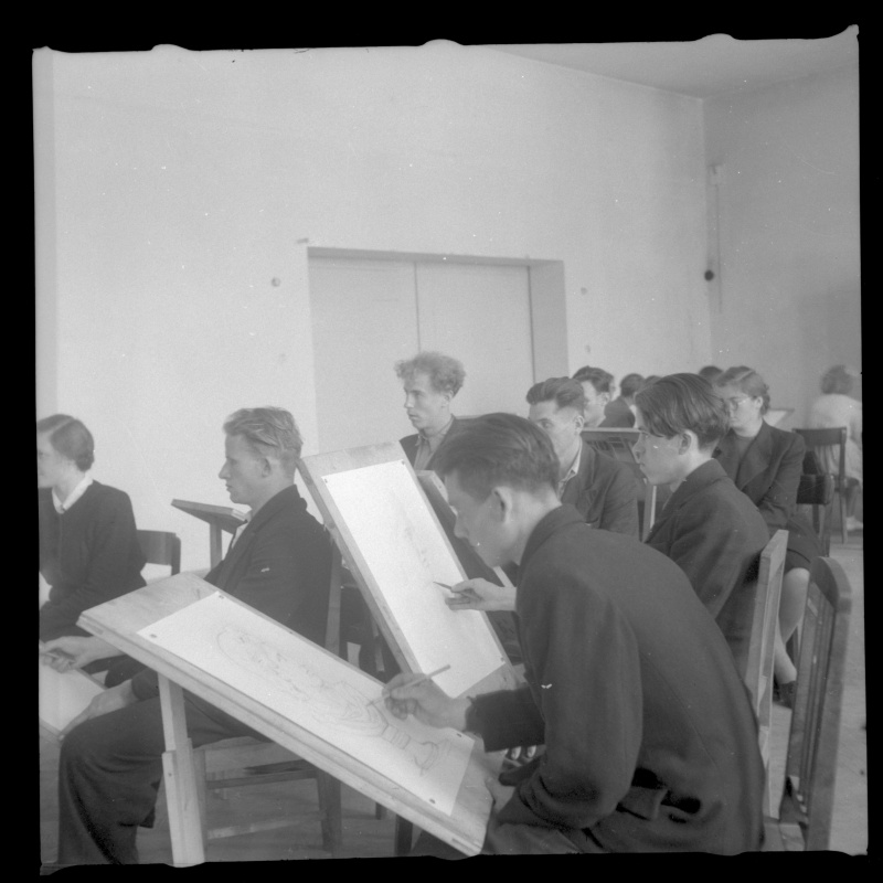 Tartu Kunstikooli õpilased büsti joonistamas