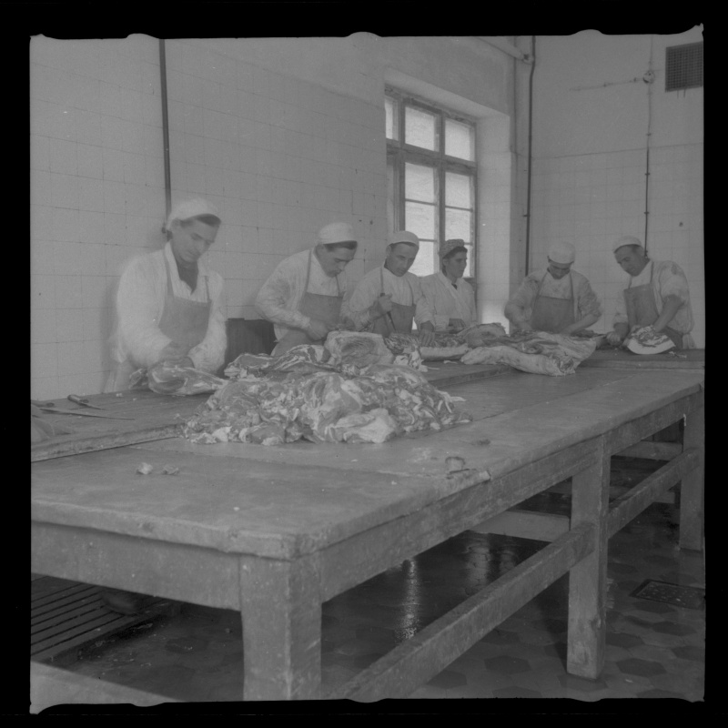Tartu Lihakombinaadi töölised liha lõikamas