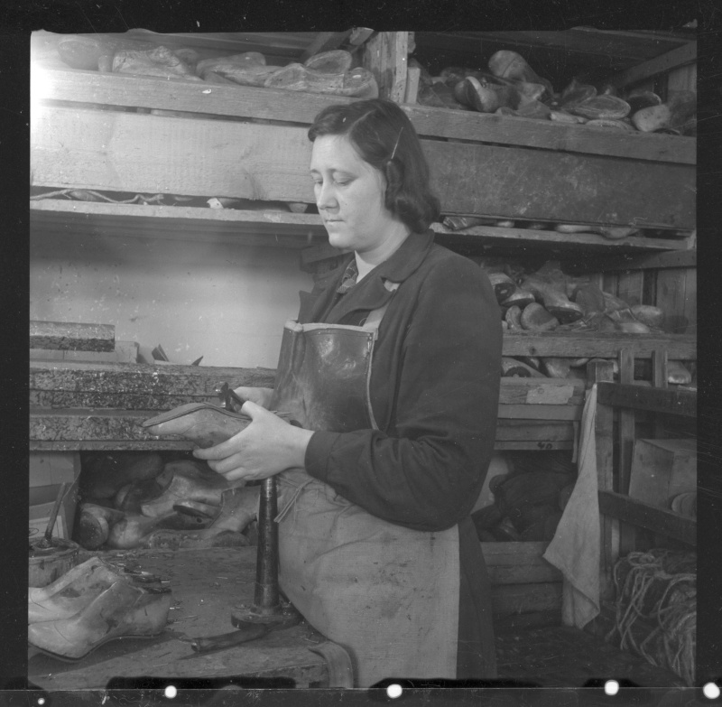 Tartu Naha- ja Jalatsikombinaadi tööline jalatseid valmistamas