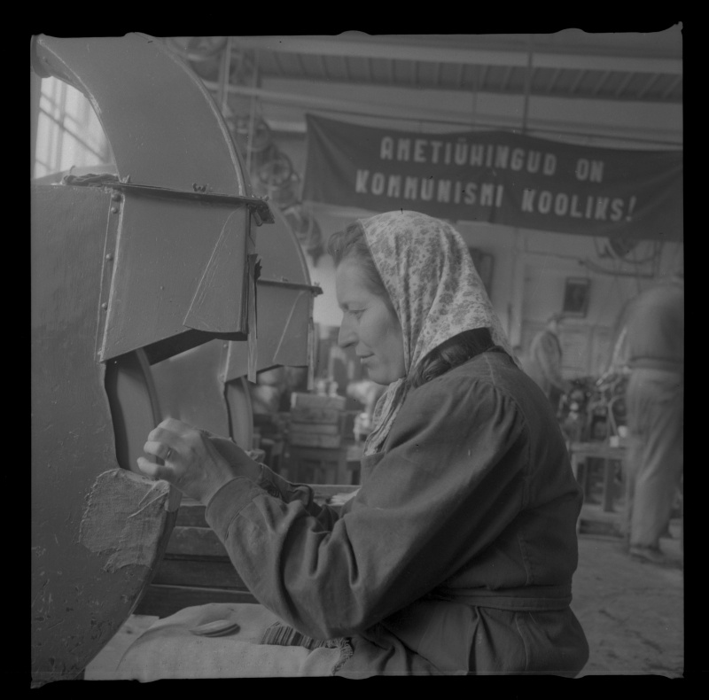 Tartu Kammivabriku tööline kamme poleerimas