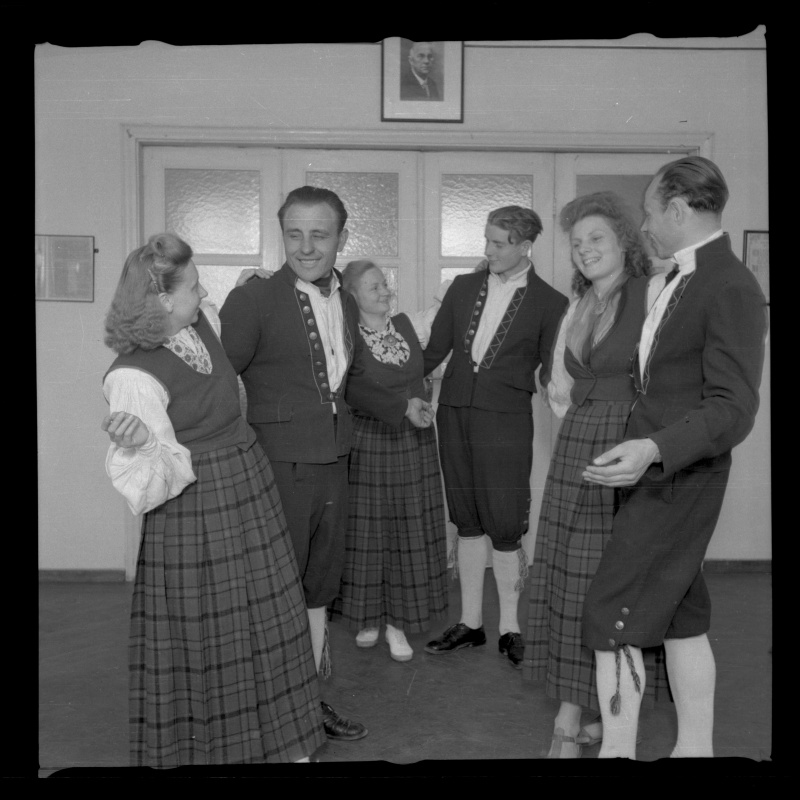 Rahvatantsijad esinemas