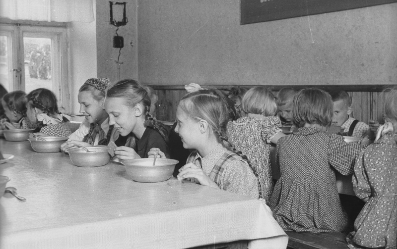 Lapsed laua taga söömas