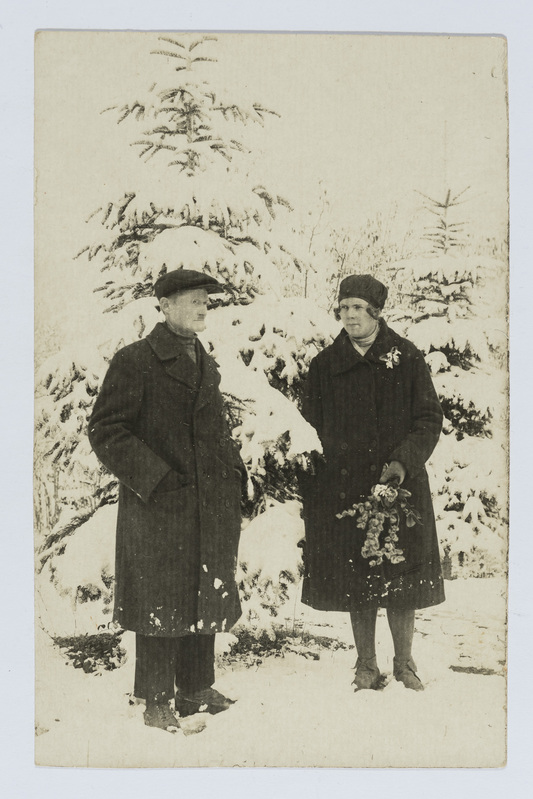 August Kaevats kaaslasega lumiste kuuskede juures