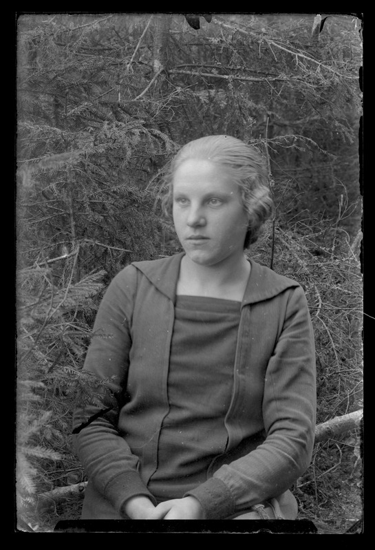 Helmi Elise Kivisild Siu talust (1911-1931) portreefotol
