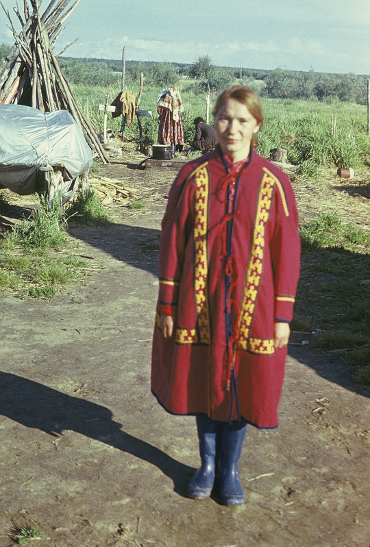 Handi naine, seljas kalevikuub. Jamali Neenetsi rahvusringkond Šurõškarõ rajoon Lophari külanõukogu ja suveküla.
Foto 1977.