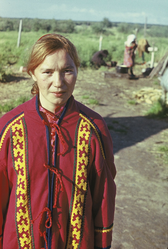 Handi naine, seljas kalevikuub. Jamali Neenetsi rahvusringkond Šurõškarõ rajoon Lophari külanõukogu ja suveküla.
Foto 1977.