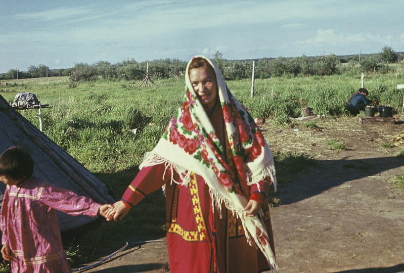 Handi naine tüdrukuga, naisel on seljas kalevikuub, tüdrukul rahvarõivakleit. 
Jamali Neenetsi rahvusringkond Šurõškarõ rajoon Lophari külanõukogu ja suveküla.
Foto 1977.