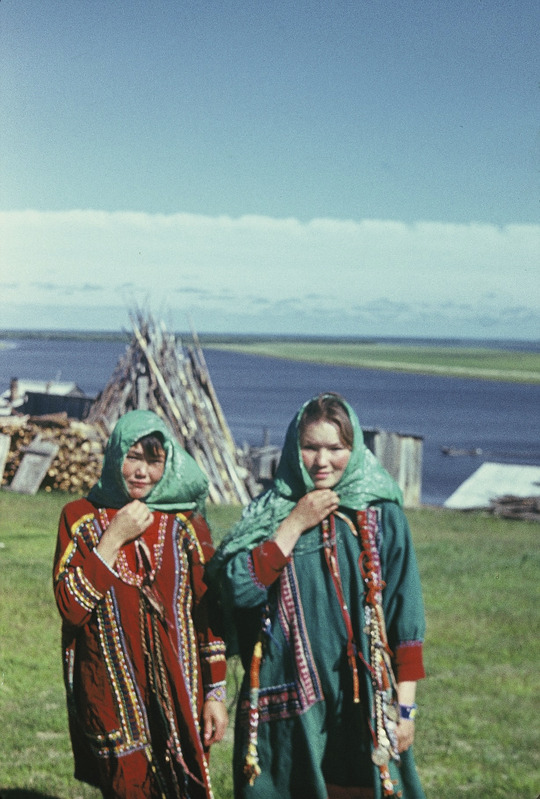Handi naised, seljas kalevikuued. Jamali Neenetsi rahvusringkond Šurõškarõ rajoon Gorki külanõukogu Kuševati küla.
Foto 1977.