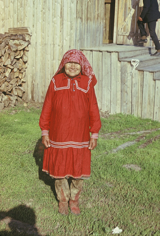 Handi naine, seljas rahvarõivakleit, jalas suvesaapad. Jamali Neenetsi rahvusringkond Šurõškarõ rajoon Azovõ külanõukogu ja küla.
Foto 1977.