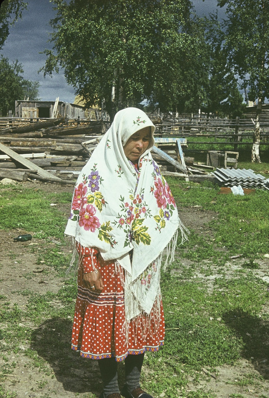 Handi naine suverõivais. Handi-Mansi rahvusringkond  Berjozovo rajoon Tegi külanõukogu ja küla.