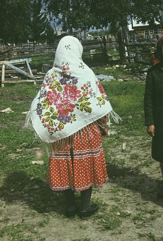 Handi naine suverõivais, tagantvaade Handi-Mansi rahvusringkond  Berjozovo rajoon Tegi külanõukogu ja küla. 
Foto 1977.