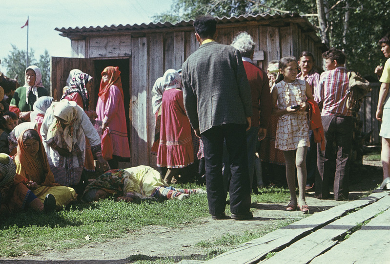 Tegi küla rahvas kalurite päeval. Handi-Mansi rahvusringkond Berjozovo rajoon Tegi külanõukogu ja küla. 
Foto 1977.